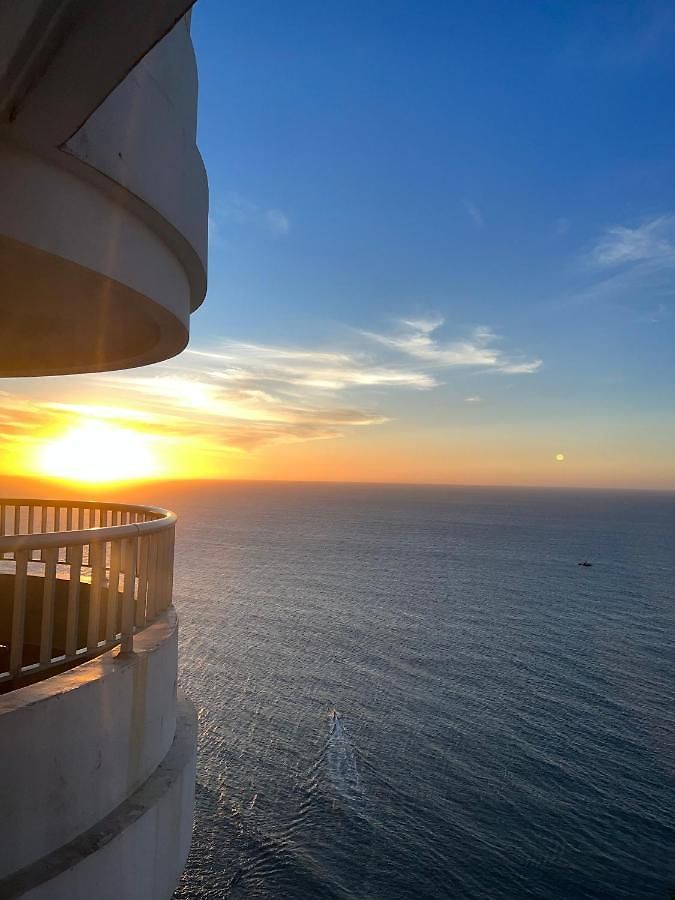 Luxurious 3-bedroom Penthouse With Ocean Views In Apartamento Cartagena