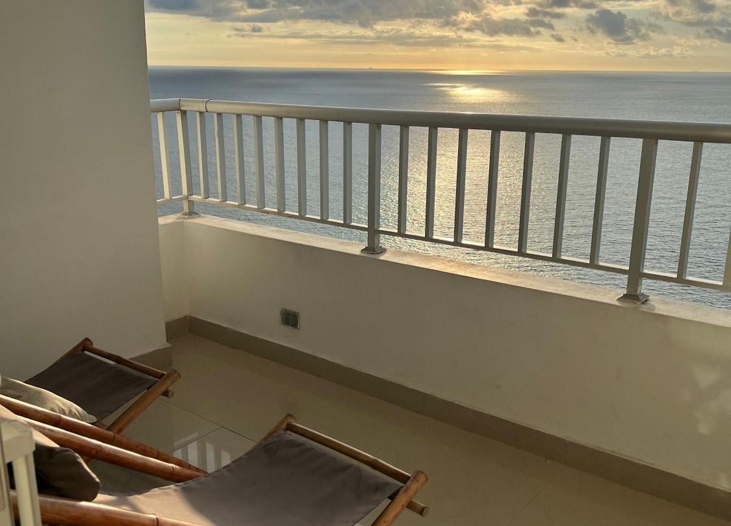 Luxurious 3-bedroom Penthouse With Ocean Views In Apartamento